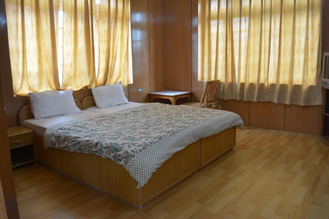 Barath Hotel & Guest House レー エクステリア 写真
