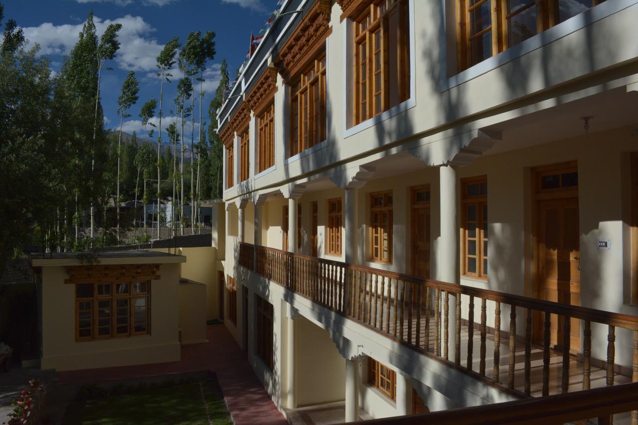 Barath Hotel & Guest House レー エクステリア 写真